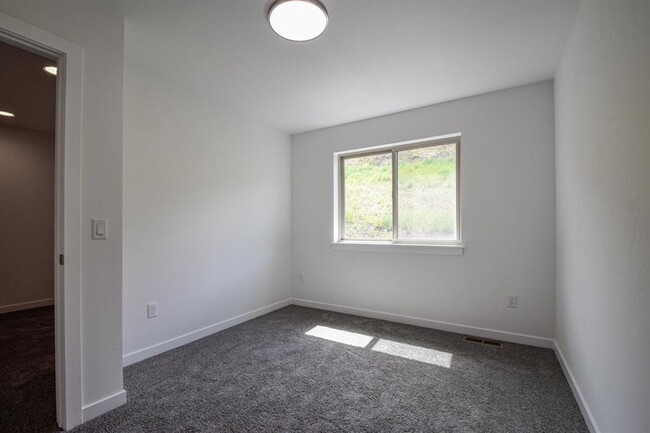 Building Photo - New South Hills Duplex Stunner!