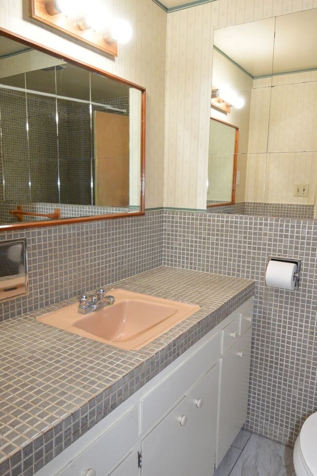 Building Photo - 108 N Crenshaw St