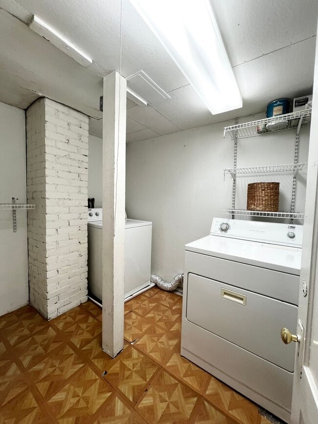 Building Photo - 143 William St