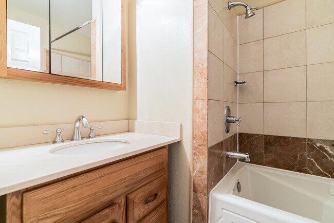 Building Photo - 807 G St NE