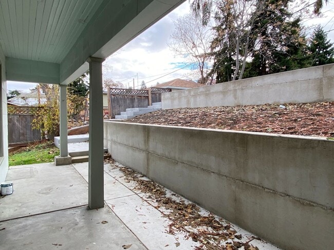 Building Photo - Cute Remodeled 2/1