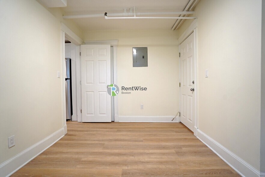 Building Photo - 6 Camelot Ct