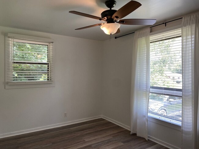 Building Photo - 3/1 Brick Home in East Nashville Available...