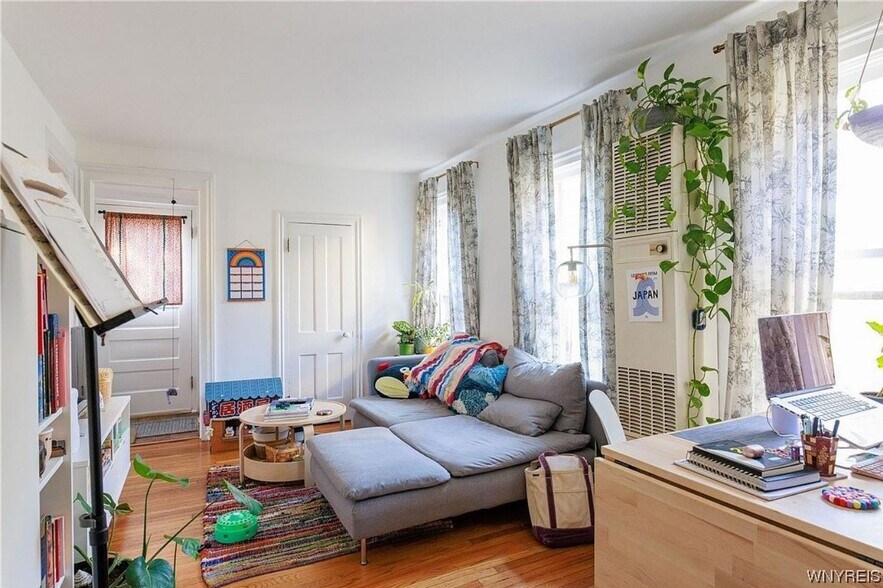 Building Photo - 129 College St