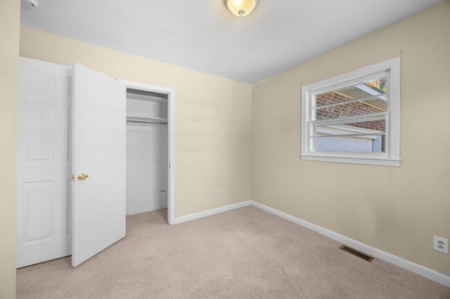 Building Photo - 2458 Jones St