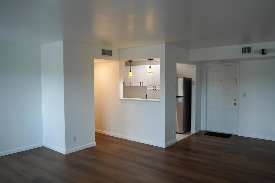 Building Photo - 3720 N Pine Island Rd