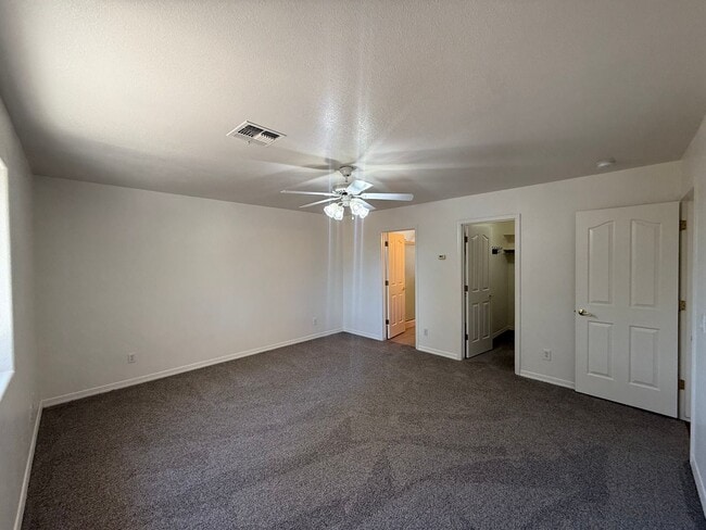 Building Photo - 3 Bedroom 2 Bathroom Home