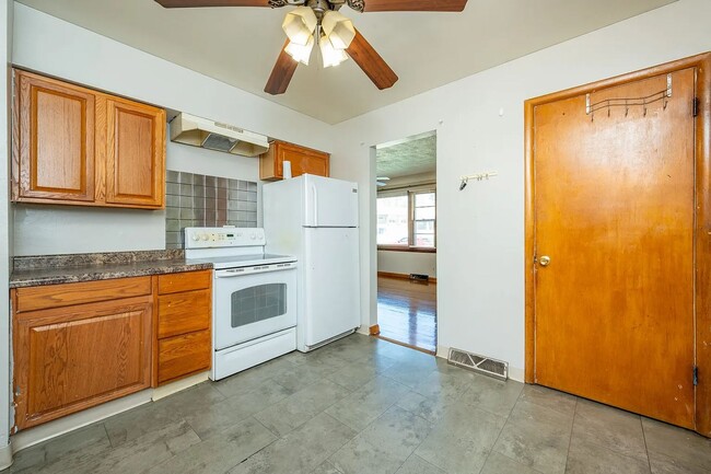 Building Photo - Come Home to Urbandale!
