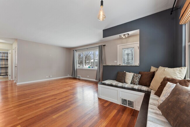 Building Photo - 242 S Finley Rd