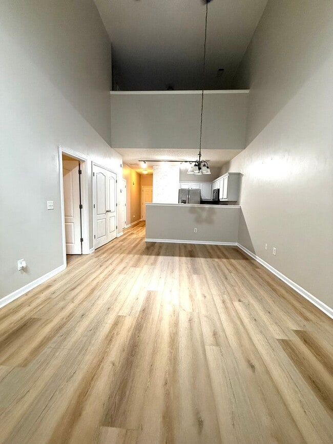 Building Photo - Renovated  3 Bed 3.5 Bath Town Home