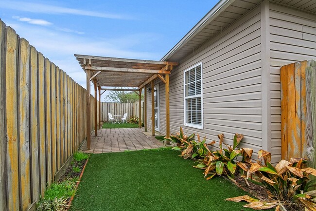 Building Photo - Cozy 3 Bed 2 Bath Available January 2026!