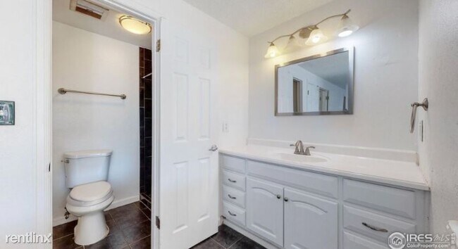 Building Photo - 4 br, 4 bath Townhome - 2814 S Kenton Ct