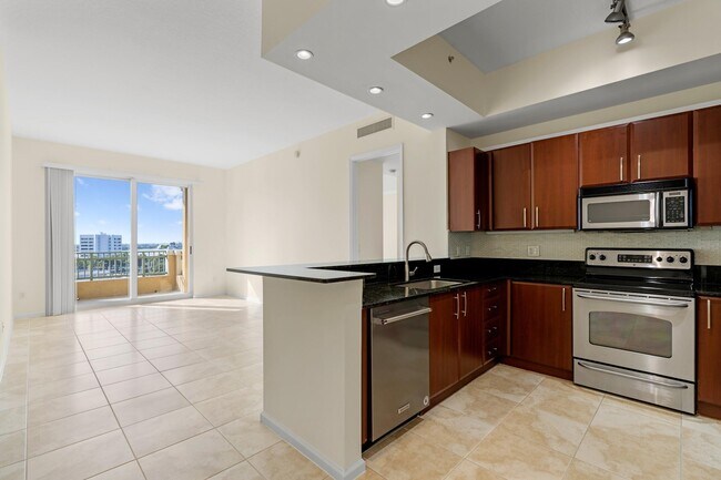 Building Photo - 403 S Sapodilla Ave