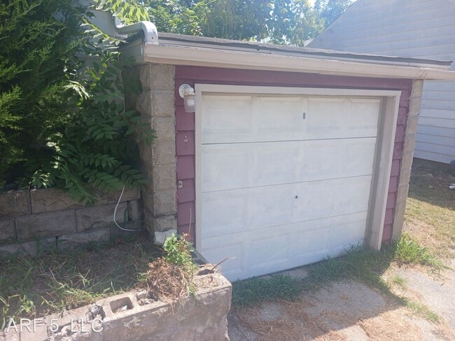 Building Photo - 2 br, 1 bath House - 743 N Kiger Road