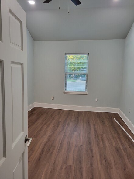 Master bathroom with walk in closet and ceiling fan - 220 Sendero Dr