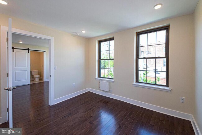 Building Photo - 527 S 21st St