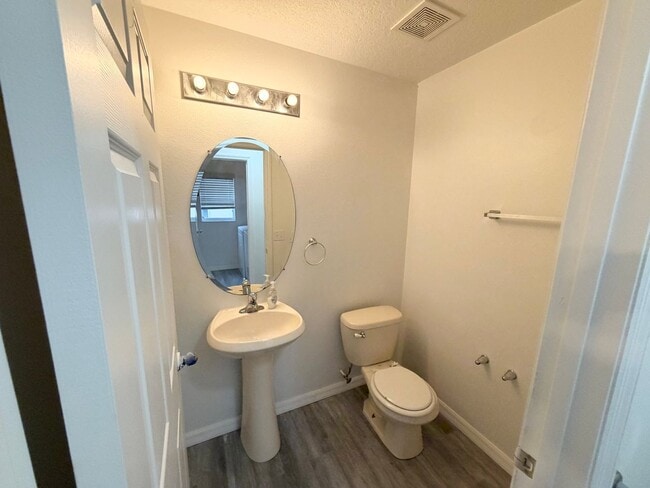 Building Photo - Large 2-Story 4 Bedroom 2.5 Bathroom House w/ Fenced in Yard - For Rent
