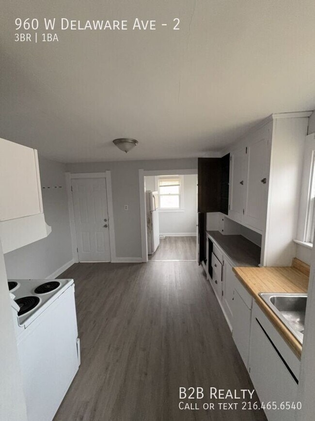 Building Photo - 960 W Delaware Ave