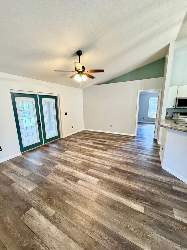 Building Photo - Spacious 3 Bedroom 2 Bath home, close to lake Minneola and Downtown Clermont