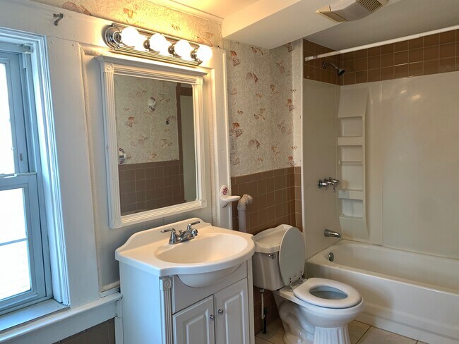 Building Photo - 427 Warren St