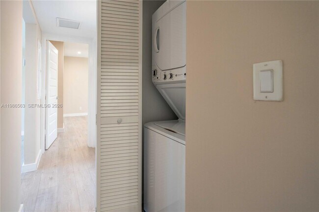 Building Photo - 2400 NE 26th St