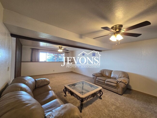 Building Photo - Lovely 3-bedroom home with fully equipped ...