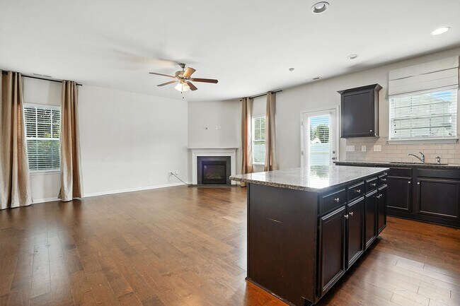 Building Photo - AVAILABLE NOW! GREAT HOME IN GARNER, NC.