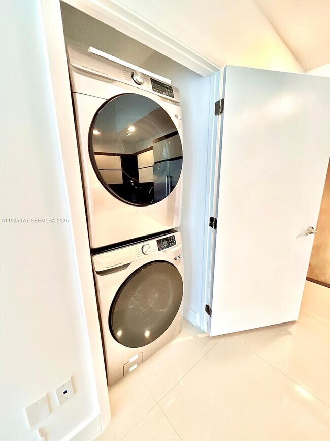 Building Photo - 2100 Park Ave