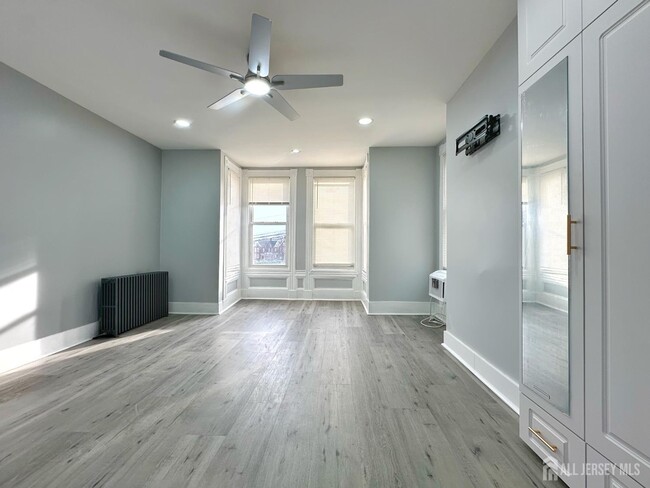 Building Photo - 209 New St