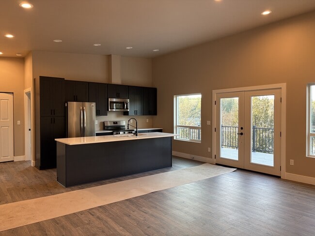 Building Photo - 1680 SE Crescent Dr