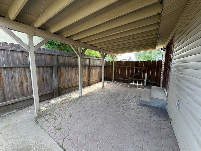 Building Photo - Corner lot home near Shopping Center Available Now!