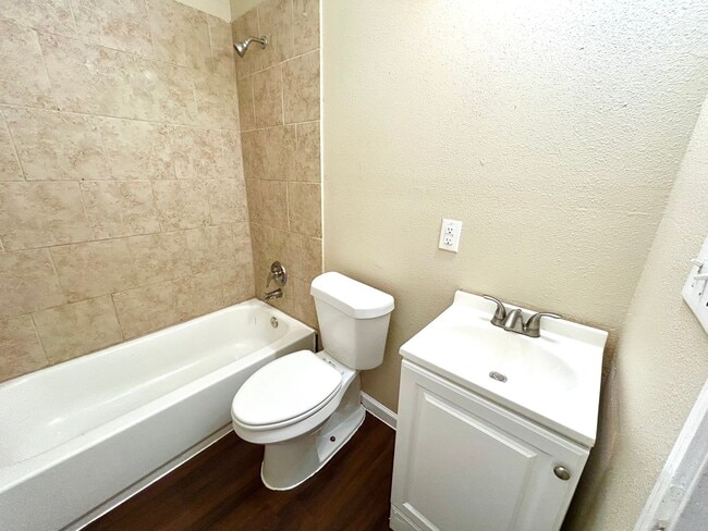 Building Photo - *MOVE IN SPECIAL* 2 Bedroom / 1 Bath Unit Near Lackland AFB!
