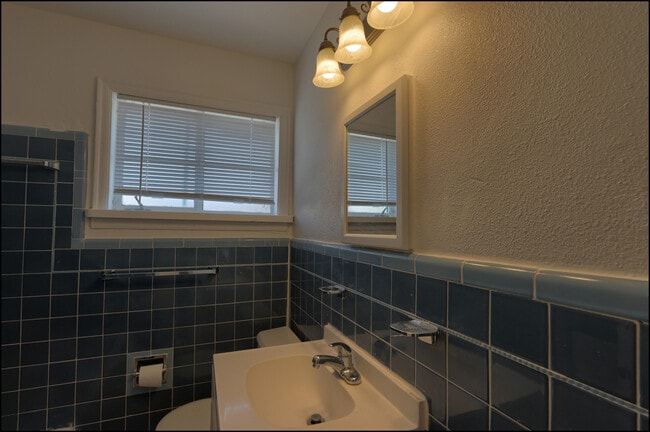 Building Photo - 810 Heisig Ave
