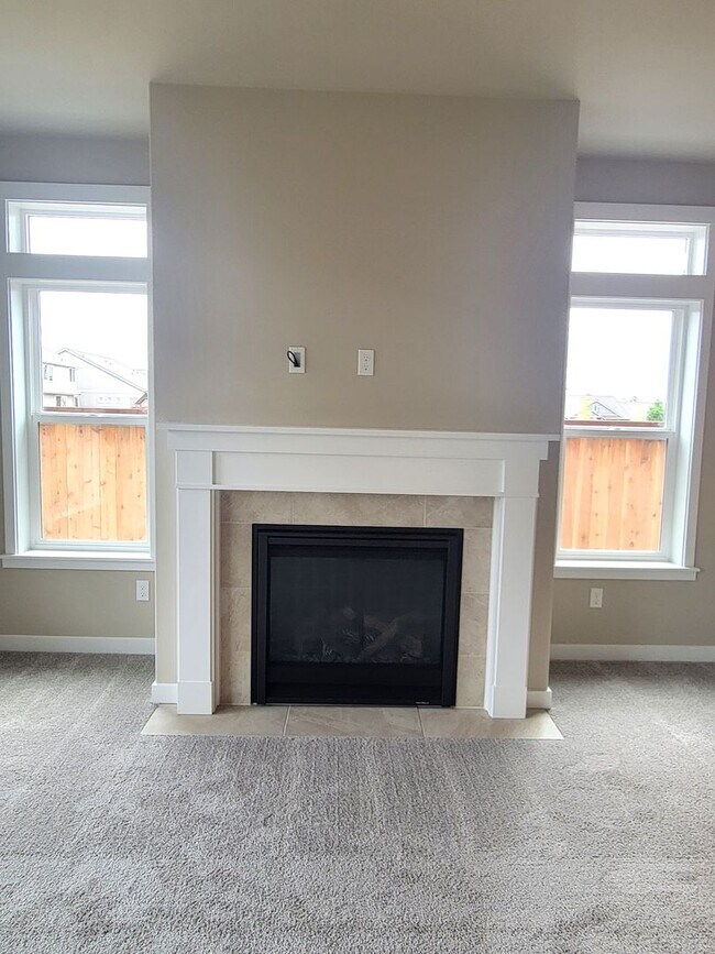 Building Photo - Newer 2 bedroom home + den