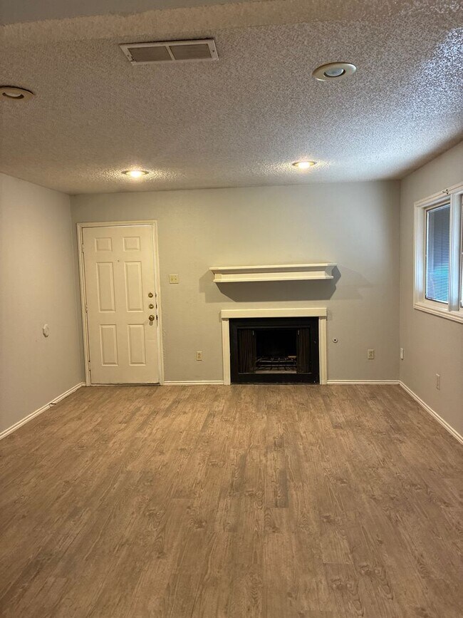 Building Photo - 8204 Vernon Ave