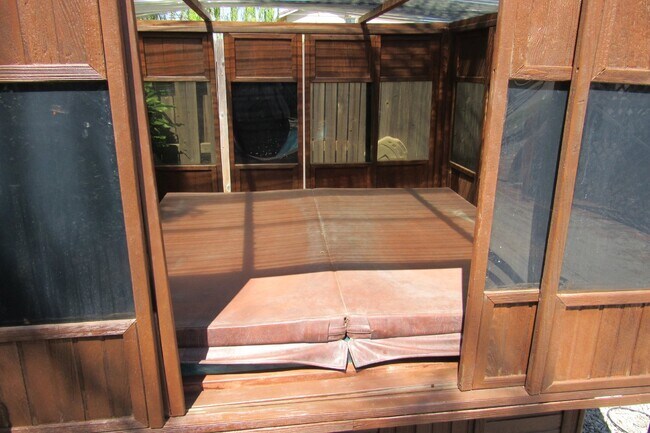 Building Photo - Beautiful 4 Bed/3 Bath Tracy Home with Pool and Fresh Paint