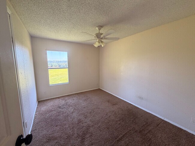 Building Photo - This 3-bedroom, 2-bathroom home on the outskirts of Russellville, AR
