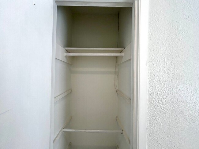 Building Photo - What a deal! a 3 bed house 5 min from DT a...