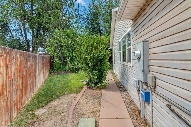 Building Photo - 3 bedroom home with fenced yard and garage in desirable neighborhood!