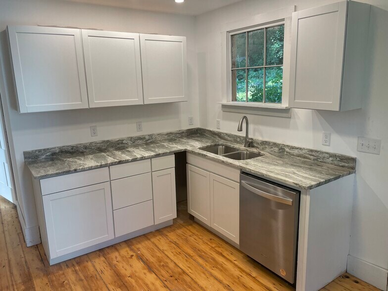 Granite countertops, garbage disposal and dishwasher - 706 Middle St