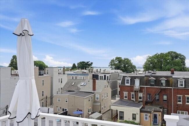 Building Photo - 613 E 6th St