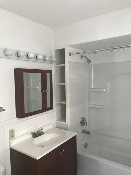 Building Photo - 39 Cook St