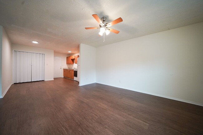 Building Photo - Duplex 2 bedroom, 1 bath near Downtown Kan...