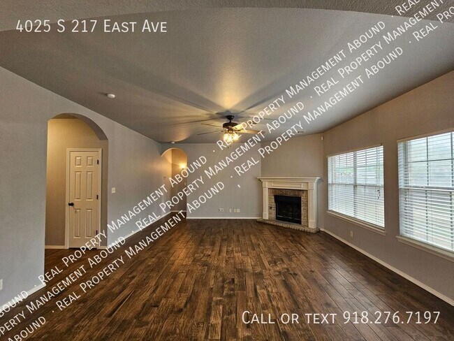 Building Photo - Beautiful 4-Bedroom Home with Office, Cove...