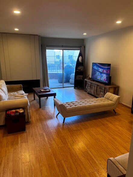 Building Photo - 5870 Green Valley Cir