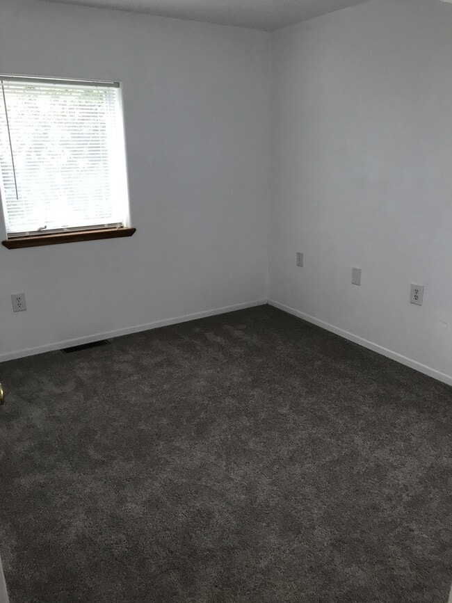 Building Photo - Log Home for Rent in North Pole!