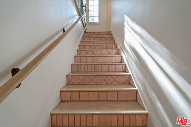 Building Photo - 6402 Ivarene Ave