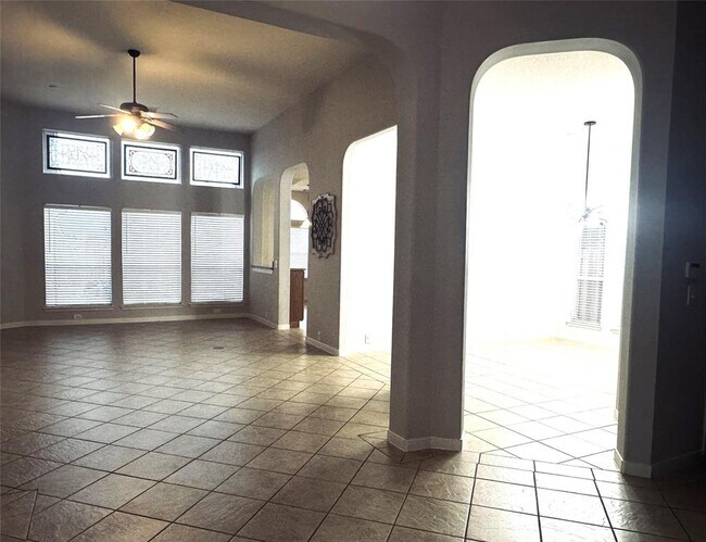 Building Photo - 2910 Sandleigh Dr