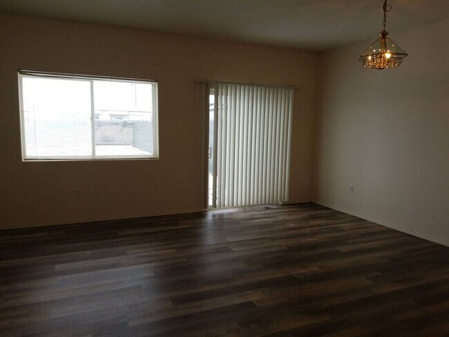 Building Photo - 1706/1708peni