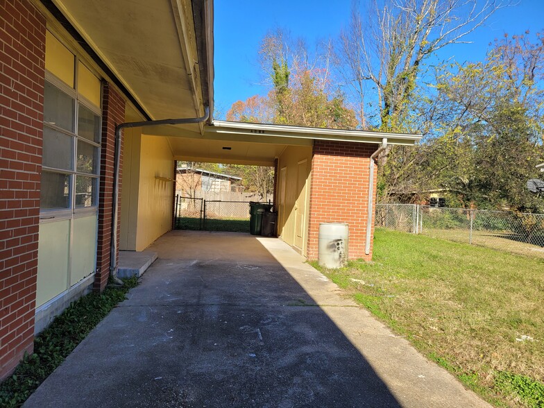 Building Photo - 2013 N Skylane Dr